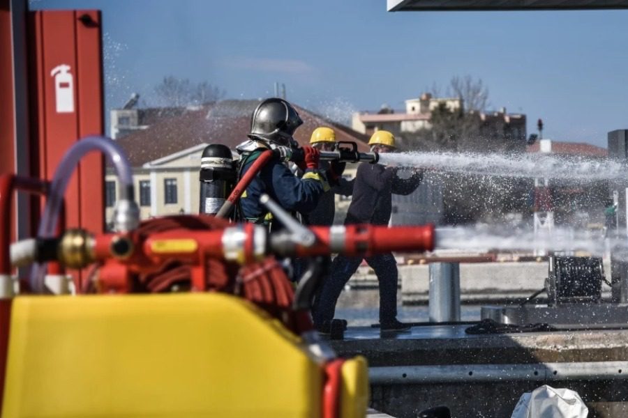Μεγάλη φωτιά σε μάντρα με παλιά αυτοκίνητα στα Ανω Λιόσια