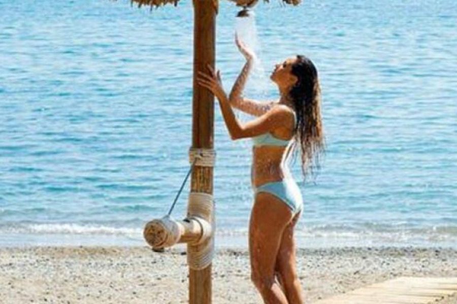 Νέο σοκ στον Αλμυρό: Φωτογράφιζε κοπέλες την ώρα που έκαναν ντουζ στην παραλία