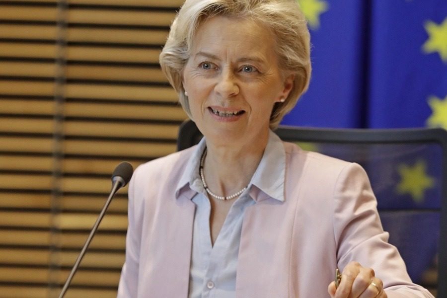 Κομισιόν: Προτείνει πλαφόν στο φυσικό αέριο και ανώτατο όριο στα έσοδα εταιρειών ρεύματος