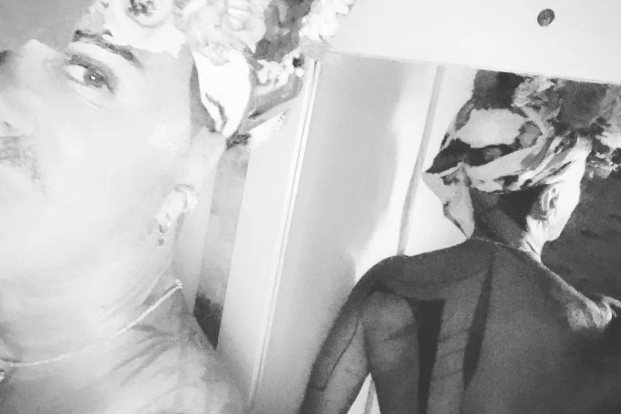 Ο 70χρονος Λάκης Γαβαλάς ποζάρει γυμνός στον καθρέφτη φορώντας μόνο μια μπαντάνα