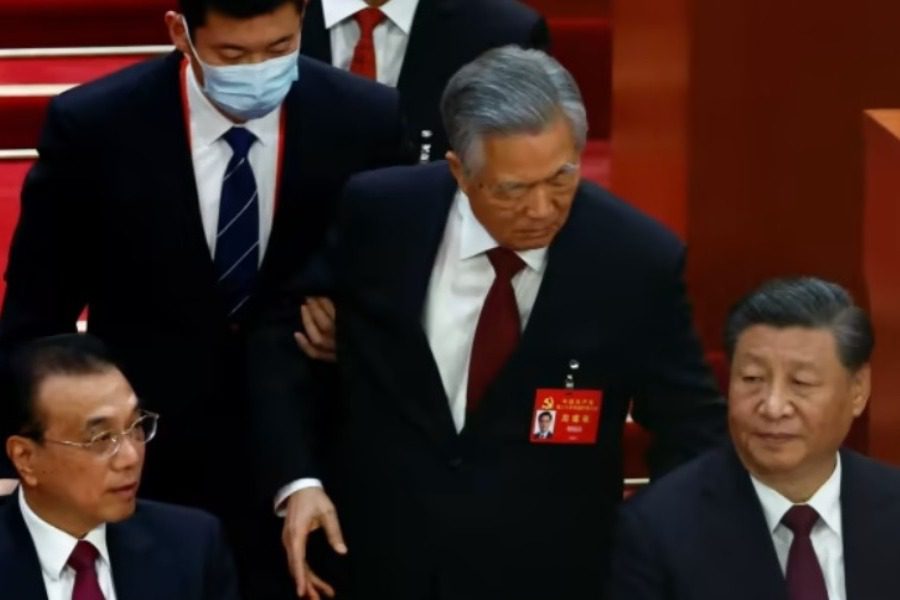 Βίντεο δείχνει τι συνέβη πριν βγάλουν «σηκωτό» τον Χου Τζιντάο από το συνέδριο του ΚΚΚ
