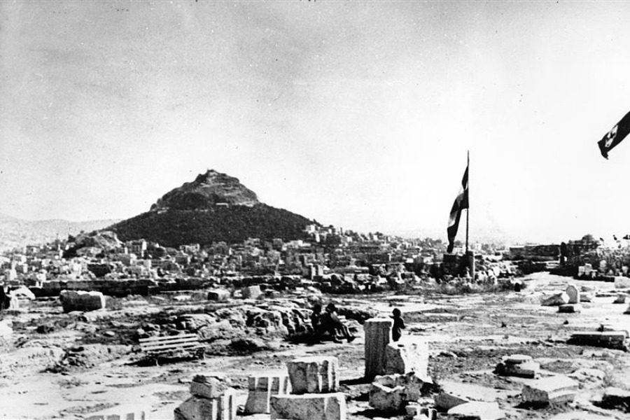 Σαν σήμερα: Όταν Γλέζος και Σάντας κατέβασαν τη ναζιστική σημαία από την Ακρόπολη