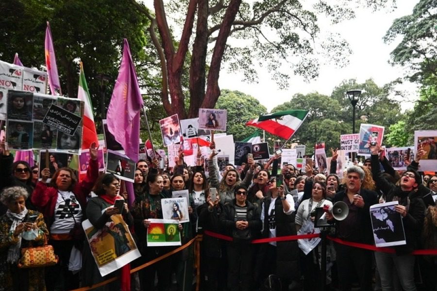 Μαχσά Αμινί: Διαδηλώσεις σε όλο τον κόσμο για την άγρια δολοφονία της Ιρανής