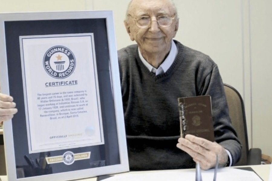 100χρονος μπήκε στο βιβλίο Γκίνες επειδή εργάζεται στην ίδια εταιρία για 84 χρόνια