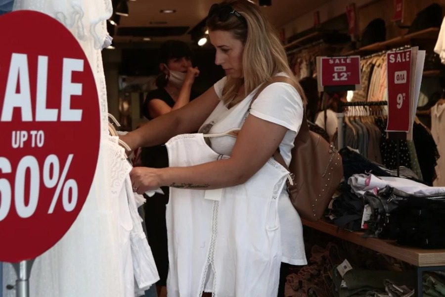 Ξεκινούν τη Δευτέρα οι θερινές εκπτώσεις: Πόσο θα διαρκέσουν