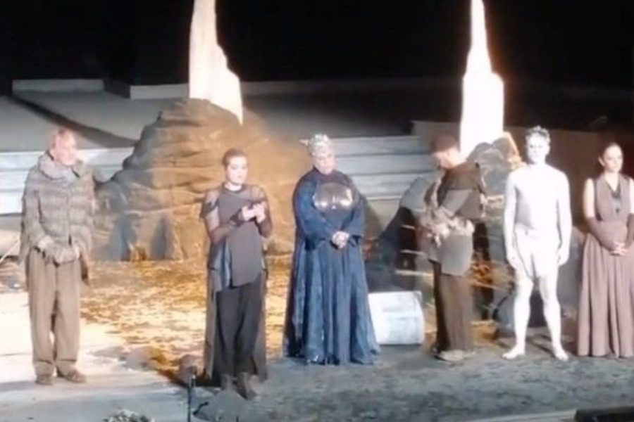 Αλεξανδρούπολη: Η Μαρία Κίτσου διάβασε επί σκηνής την ανακοίνωση του ΣΕΗ κατά της αποφυλάκισης Λιγνάδη