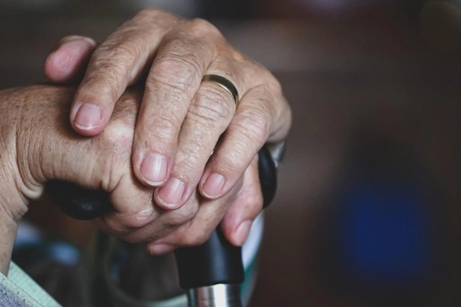 Σέρρες: Γιατροί και γραφεία τελετών συγκάλυπταν τις συνθήκες θανάτων σε παράνομο γηροκομείο