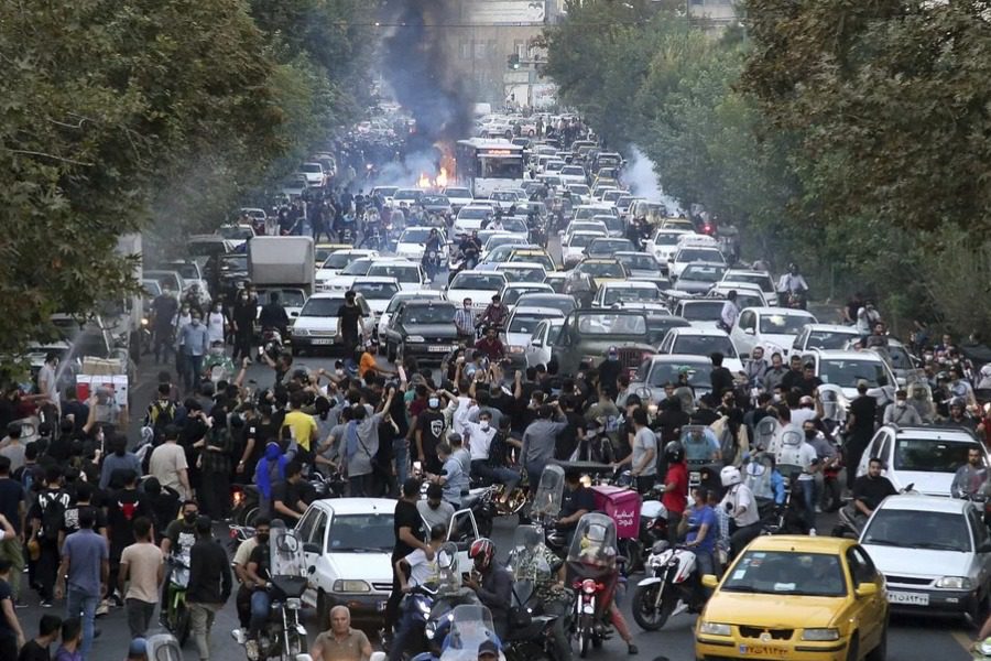 Ιράν: «Φουντώνουν» οι διαδηλώσεις για τη Μαχσά Αμινί  - Ο πρόεδρος Ραϊσί απειλεί με «αποφασιστική δράση» 