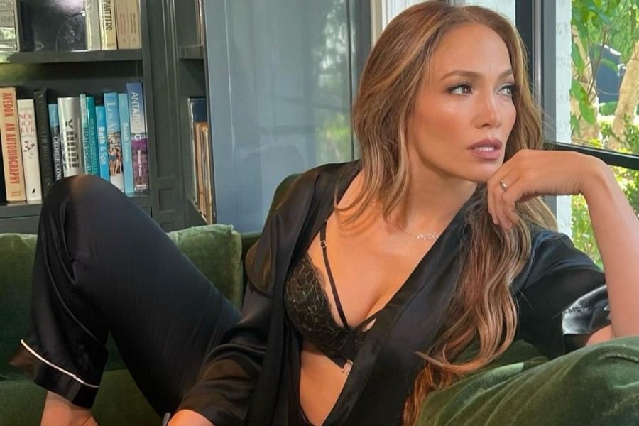 Η Jennifer Lopez ξαναχτυπά με μαύρα εσώρουχα αυτή τη φορά