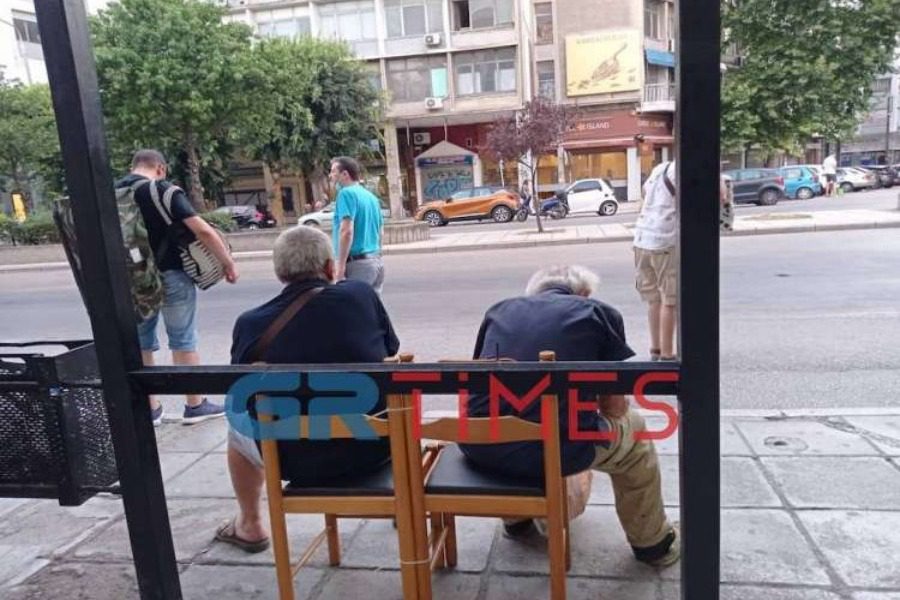Θεσσαλονίκη: Εδεσαν καρέκλες σε στάση λεωφορείου για να μπορούν να κάθονται