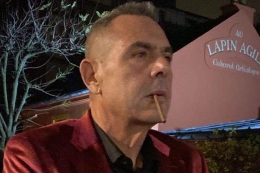 Πάνος Καμμένος: Φωτογραφίζεται σε διάσημο καμπαρέ της Μονμάρτρης με κόκκινο σακάκι