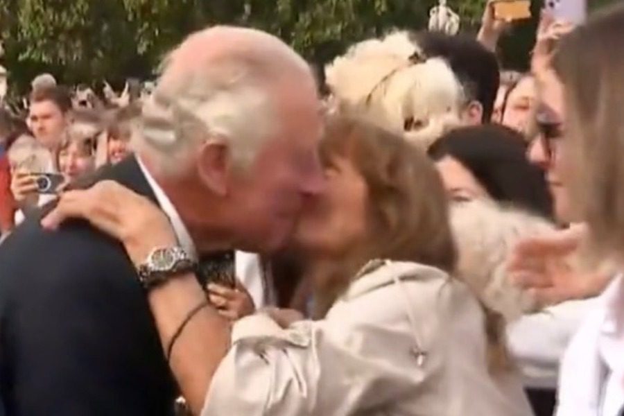 Βρετανία: Ο κόσμος υποδέχτηκε με φιλιά τον Κάρολο έξω από το Μπάκιγχαμ