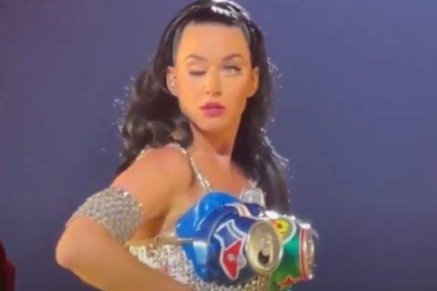 Γιατί παρέλυσε το μάτι της Katy Perry πάνω στη σκηνή;