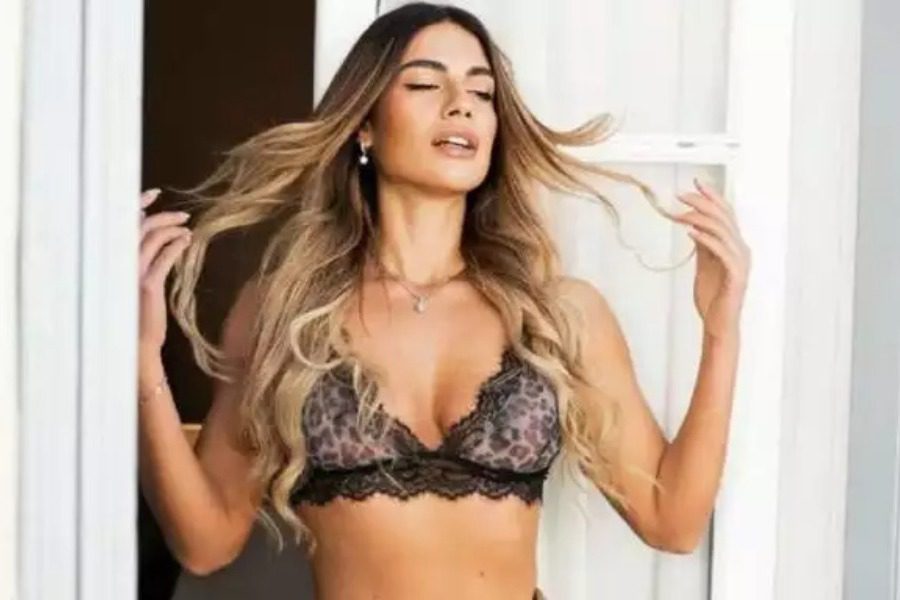 Η Χριστίνα Κεφαλά βάζει φωτιά στον φακό και παραληρούν τα social media