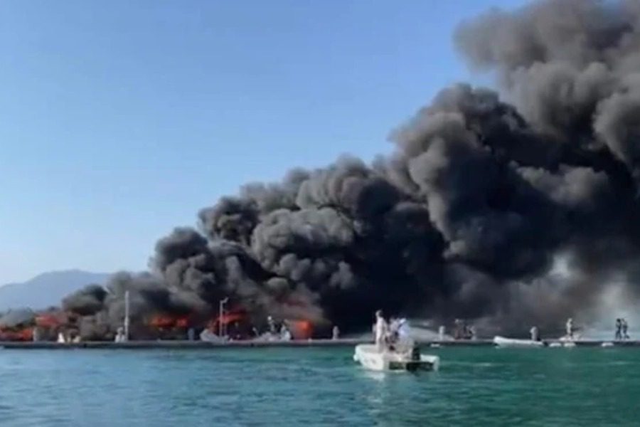 Συναγερμός στην Κέρκυρα: Καίγονται τέσσερα ιστιοπλοϊκά σκάφη σε μαρίνα