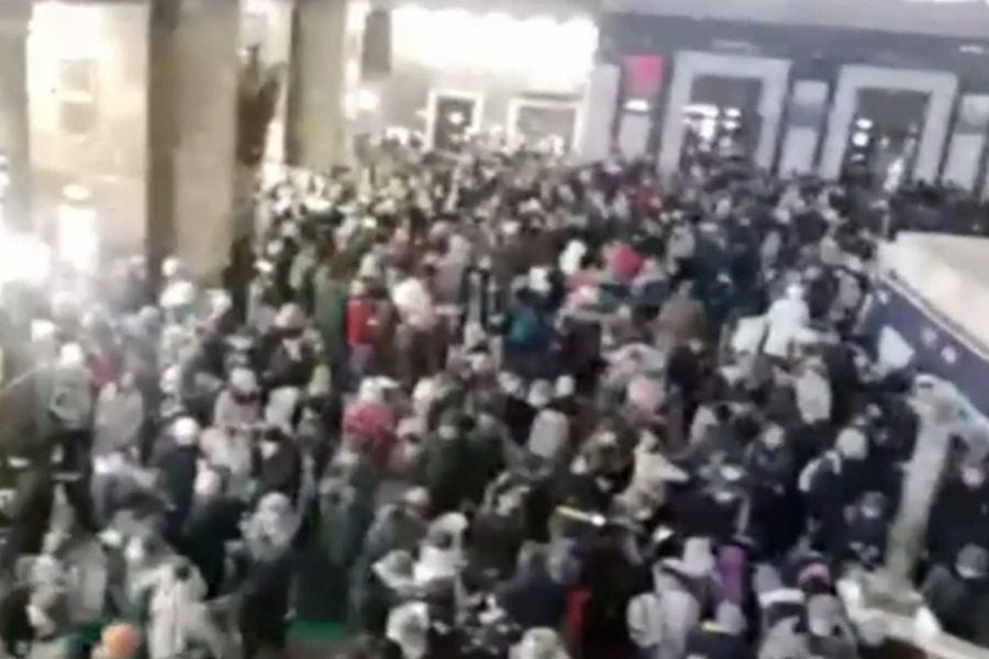 Πανικός στον σιδηροδρομικό σταθμό του Κιέβου: Οι κάτοικοι ψάχνουν απεγνωσμένα μια θέση