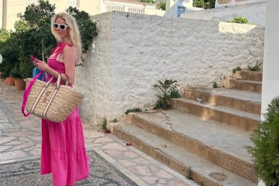 Claudia Schiffer: Ενθουσιασμένη από τις διακοπές της στην Ελλάδα ‑ Την αποθεώνει στο Instagram