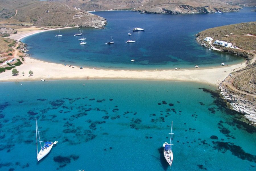 Οι τρεις διπλές ελληνικές παραλίες που μας θυμίζουν την έννοια του καλοκαιριού