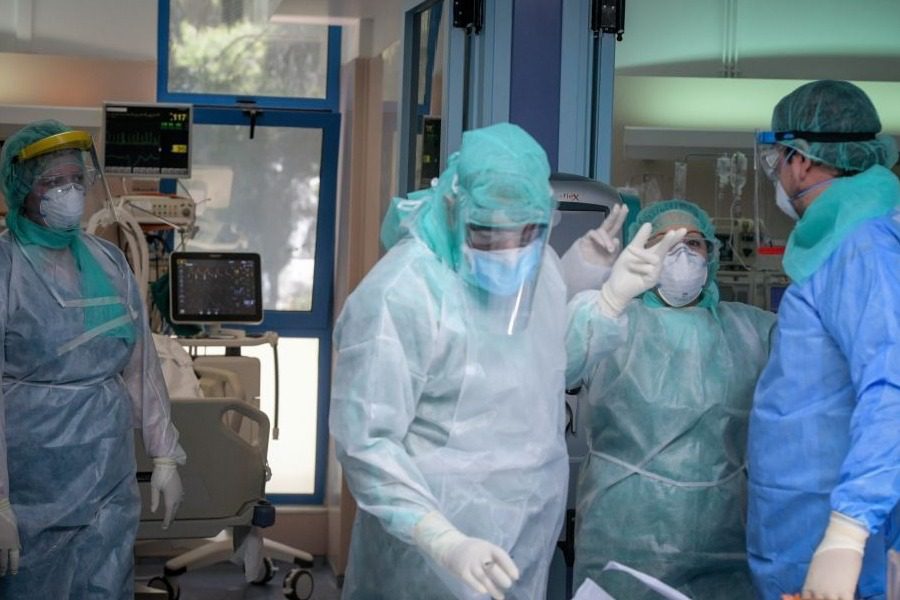 2.819 κρούσματα, 22 θάνατοι και 198 διασωληνωμένοι