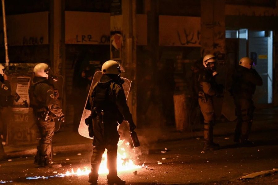 Εξάρχεια: Επίθεση σε διμοιρία των ΜΑΤ στη Χαριλάου Τρικούπη - Την ίδια ώρα, στην περιοχή των Εξαρχείων βρίσκεται σε εξέλιξη πορεία διαμαρτυρίας