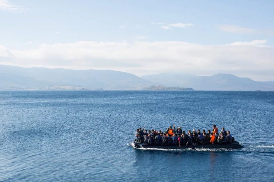 Ναυάγιο με 100 Αφγανούς κοντά στην Πάρo