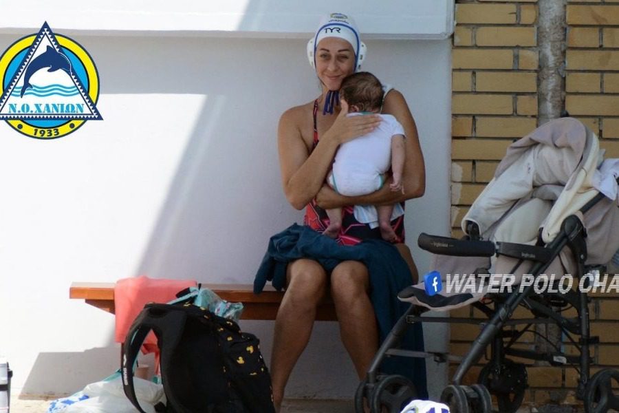 Χανιά: Παίκτρια πόλο ταΐζει το μωρό της πριν την προπόνηση