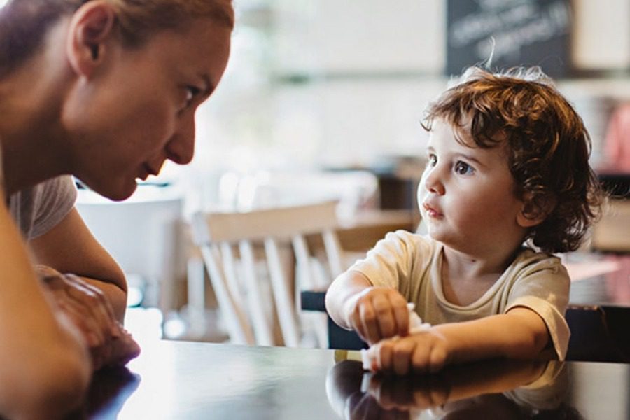 5 φράσεις που πρέπει να αντικαταστήσουν οι γονείς όταν μιλούν στα παιδιά τους