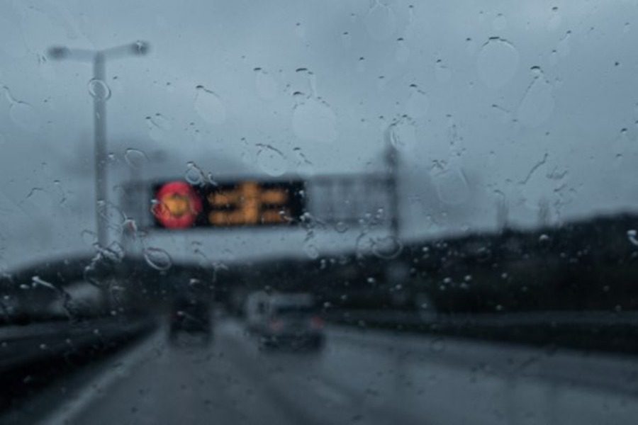 Καιρός: Ανοιξαν οι ουρανοί στην Αττική