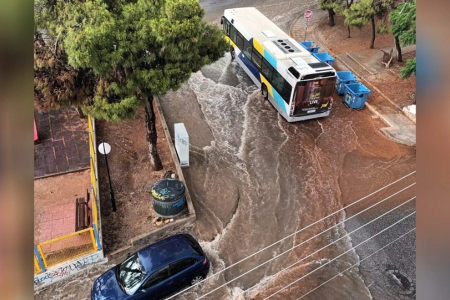 Μπουρίνι στο κέντρο και στα νότια προάστια της Αθήνας ‑ Ποτάμια οι δρόμοι