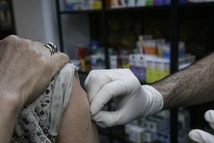 Τέταρτη δόση εμβολίου: «Ίσως χρειαστεί το φθινόπωρο για τον γενικό πληθυσμό»