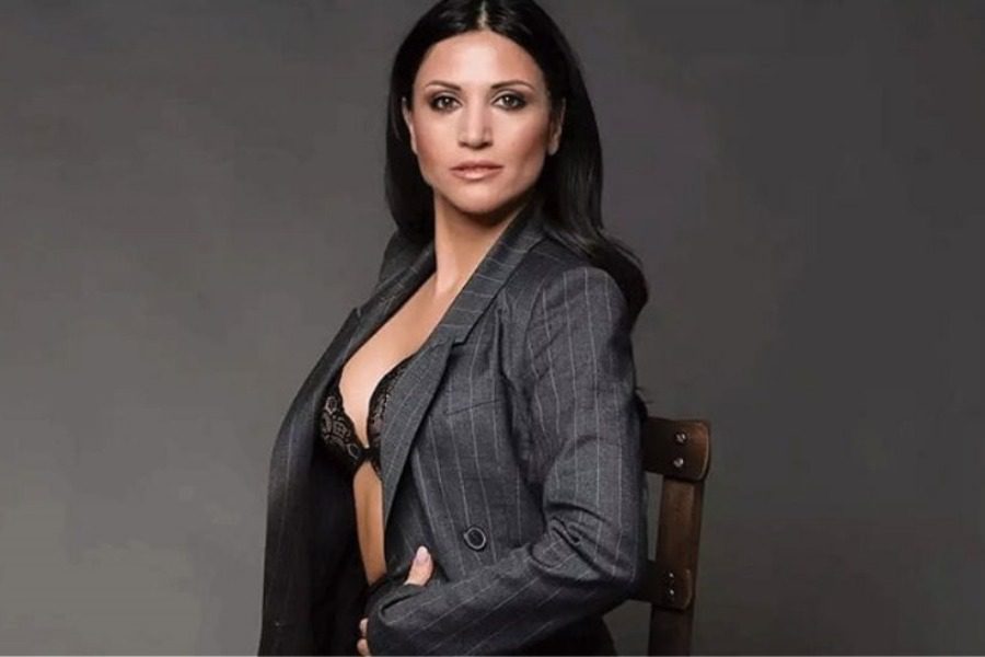 Η Σοφία Παυλίδου topless στην παραλία και το Instagram παραληρεί