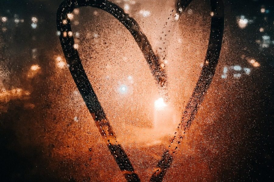 10 «νυχτερινά» τραγούδια για να ακούσεις όταν είσαι ερωτευμένος 