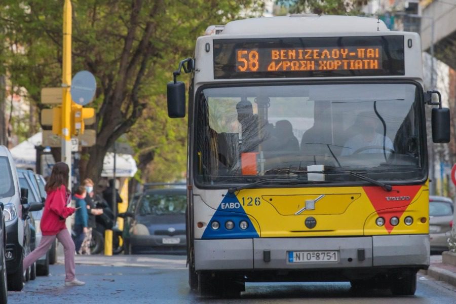 Θεσσαλονίκη: Πανικός και ξύλο μέσα σε λεωφορείο του ΟΑΣΘ για το στρίμωγμα