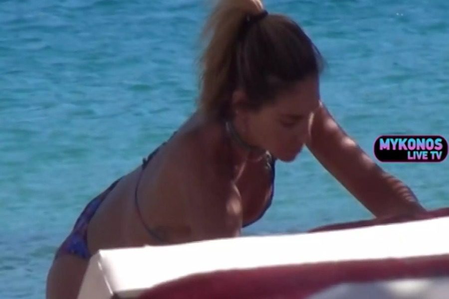 Τράβηξε τα βλέμματα η Αθηνά Οικονομάκου στη Μύκονο
