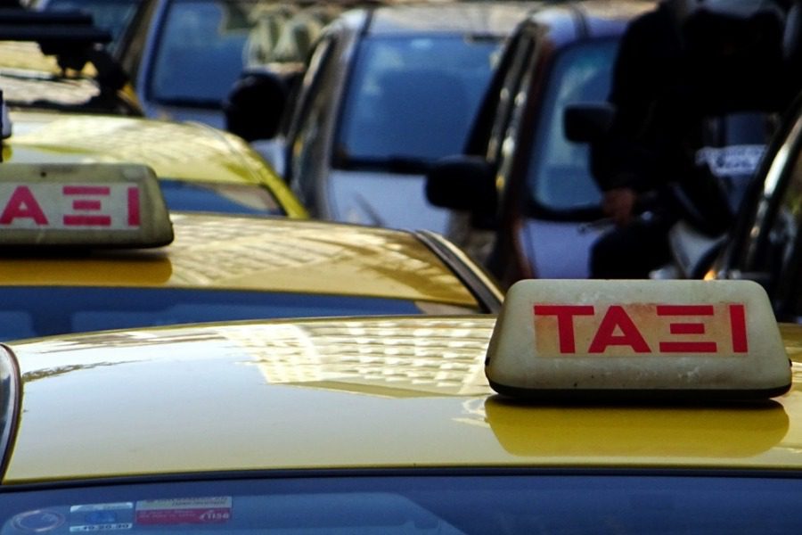 Ταξιτζής θώπευσε πελάτισσα που δεν είχε χρήματα να πληρώσει και της πρότεινε να «τα βρούνε αλλιώς...»