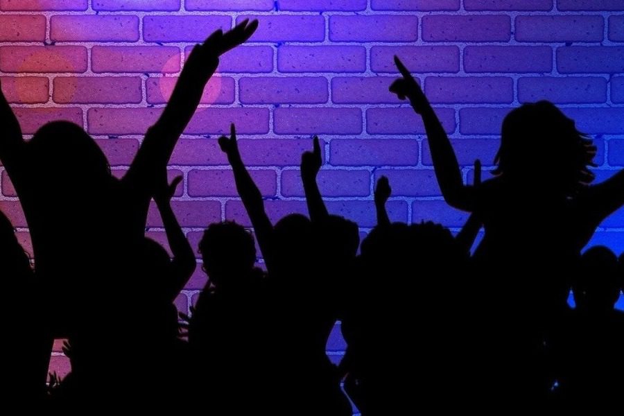 «The party is over»: Η Airbnb απαγόρευσε τα πάρτι στα σπίτια της σε όλον τον κόσμο