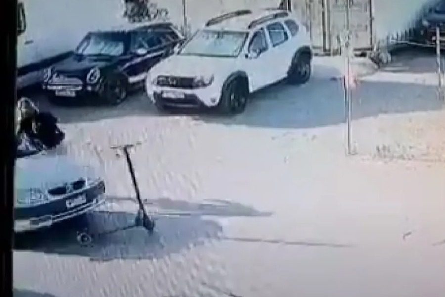 Βίντεο: Κορίτσι περνάει με πατίνι τον δρόμο στην Κρήτη και σώζεται παρά τρίχα - Ευτυχώς, ήταν πολύ τυχερή