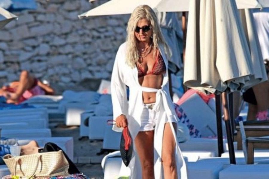 Μαρίνα Πατούλη: Με κοντό σορτσάκι και ολόχρυσο τοπ