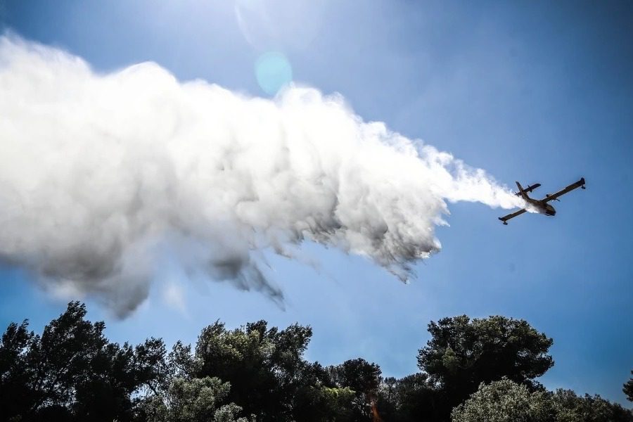 Σε ύφεση η φωτιά στην Πεντέλη: Μάχη με διάσπαρτες εστίες