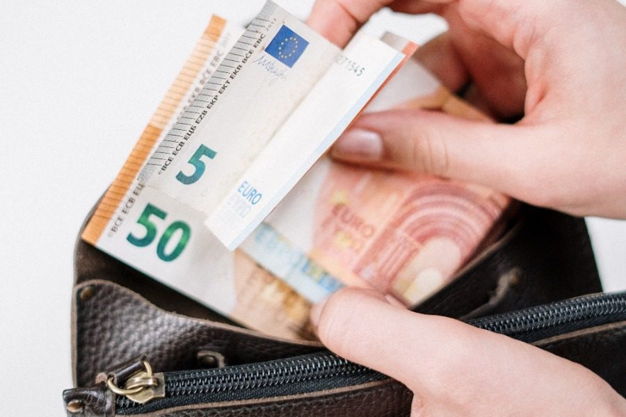 Οι φόροι που θα πληρώσουν νοικοκυριά και επιχειρήσεις