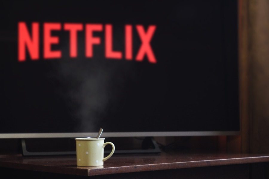 Το Netflix βάζει στο στόχαστρο όσους μοιράζουν κωδικούς: Tι ανακοινώθηκε
