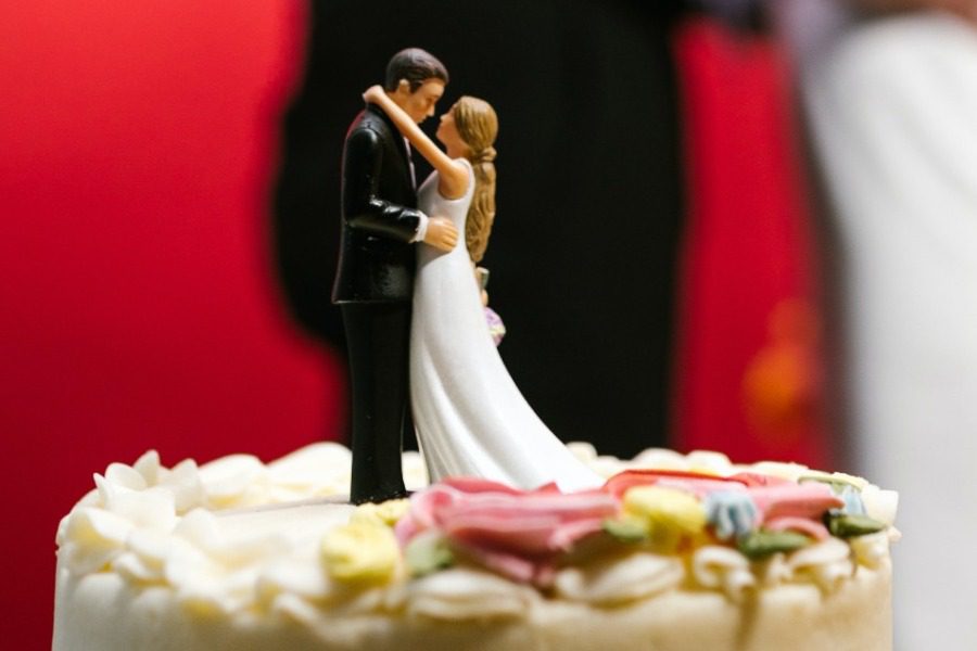 Μια wedding planner εξηγεί πού ξοδεύουν άδικα τα λεφτά τους τα ζευγάρια 