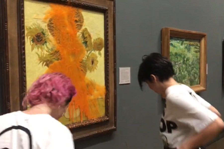 Ακτιβιστές πέταξαν ντοματόσουπα στον πίνακα «Ηλιοτρόπια» του Βαν Γκογκ