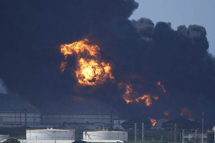 Βίντεο σοκ από τη φωτιά στις πετρελαϊκές εγκαταστάσεις στην Κουβα: 1 νεκρός, 121 τραυματίες, 17 αγνοούμενοι