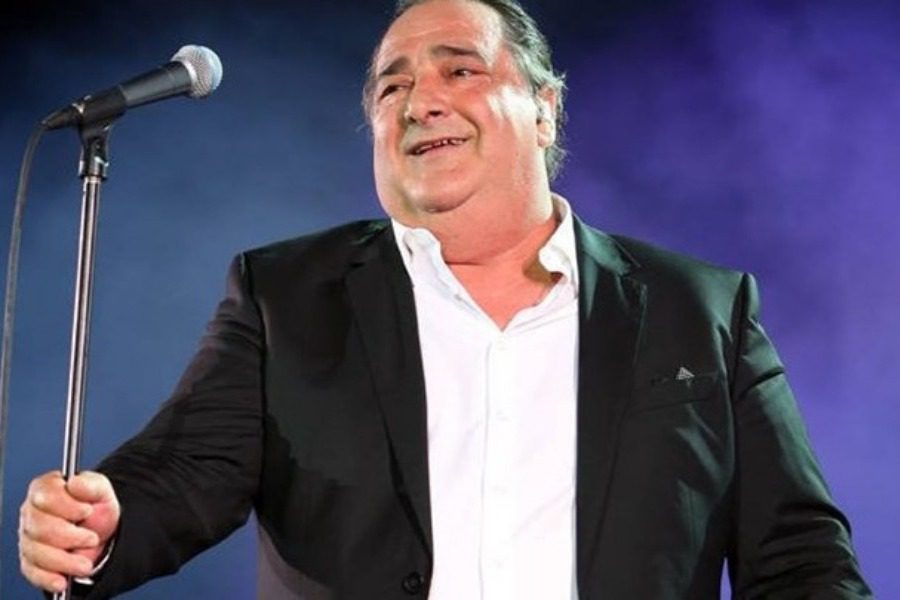 Απίστευτος Βασίλης Καρράς: Έφυγε από το νοσοκομείο και ανέβηκε στην πίστα με την πεταλούδα στο χέρι