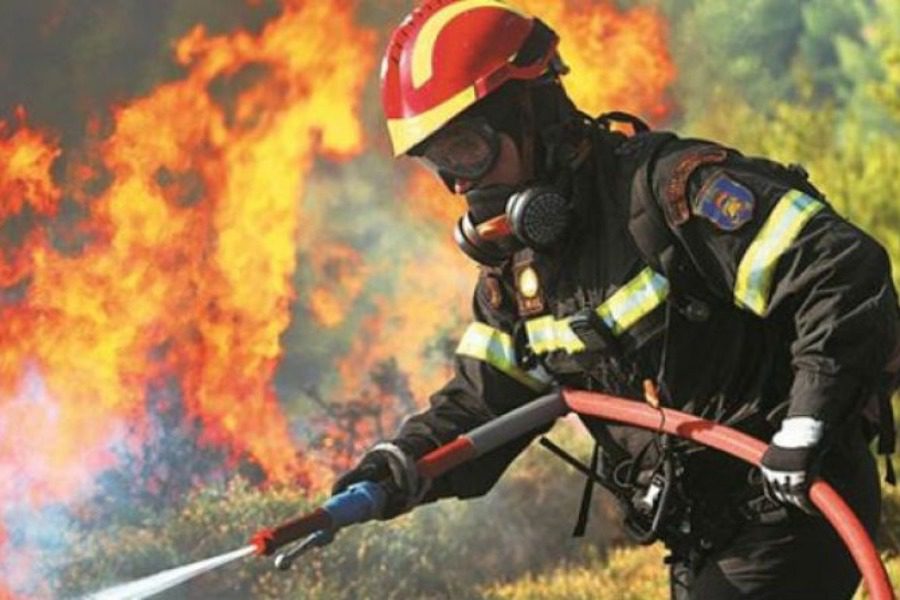 Φωτιά στο Πόρτο Γερμενό: Κάηκαν τα πρώτα σπίτια