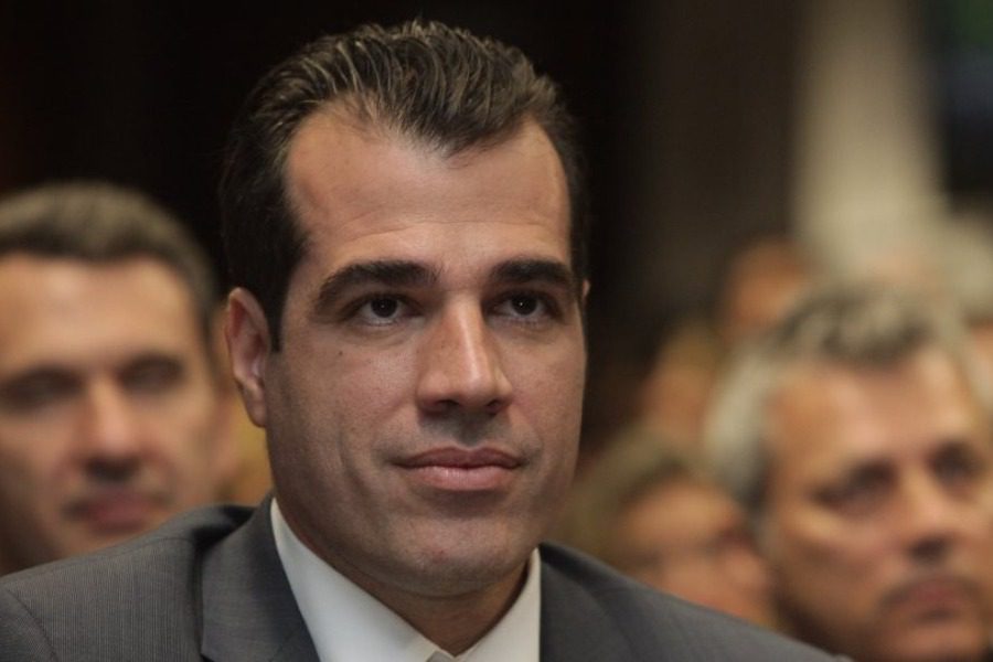 Διαδήλωση αντιεμβολιαστών έξω από την κατοικία του Θάνου Πλεύρη