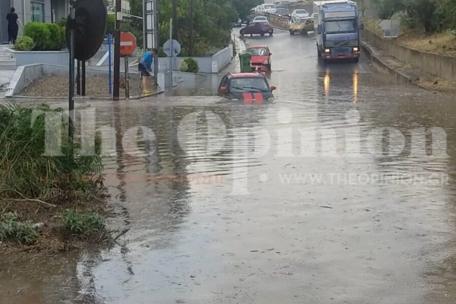Καιρός – Θεσσαλονίκη: Τα νερά «κατάπιαν» αυτοκίνητο