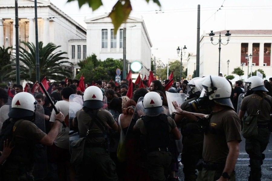 Επεισόδια στην πορεία για τις γυναικοκτονίες στο κέντρο της Αθήνας
