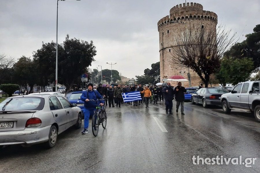 Θεσσαλονίκη: «Είμαστε όλοι Τζόκοβιτς» φώναζαν αντιεμβολιαστές σε πορεία